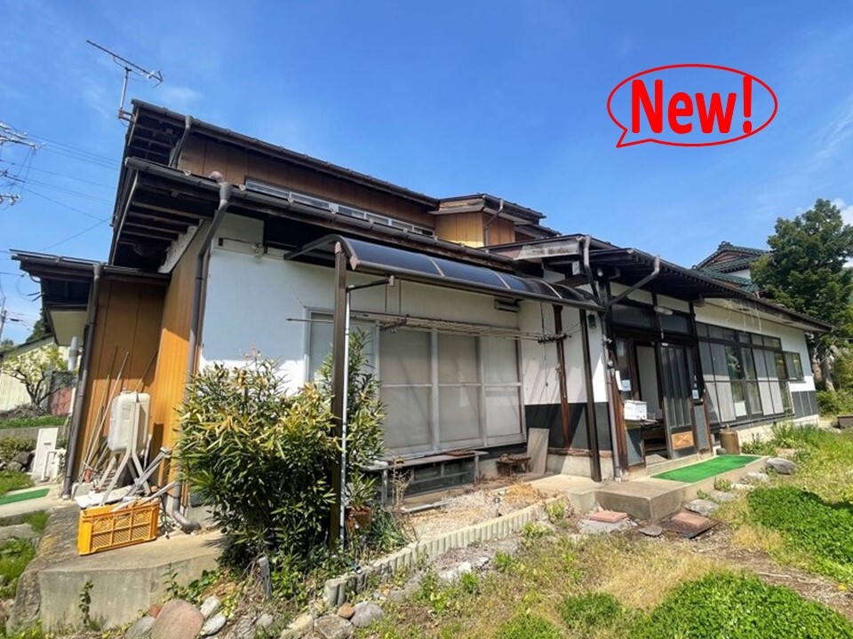 1970s wood house on a large plot in Nagano
