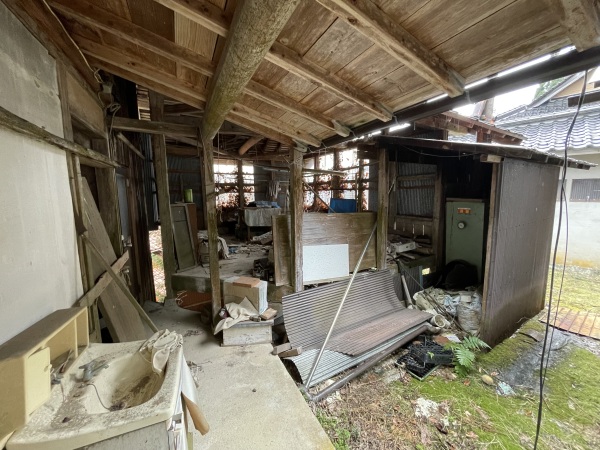 1930s wood house on a large plot in Tottori