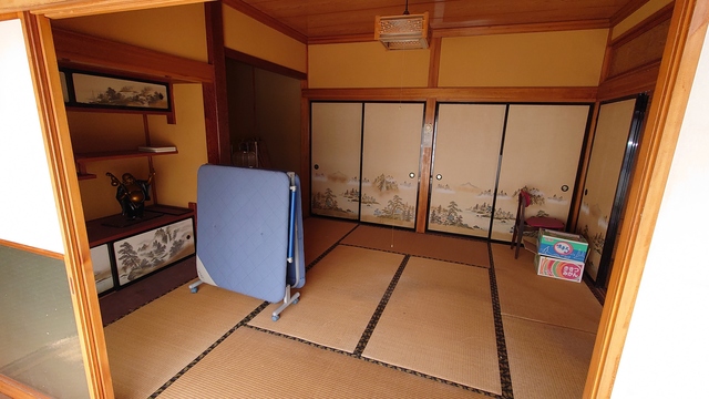 1980s wood house on a large plot in Iwate