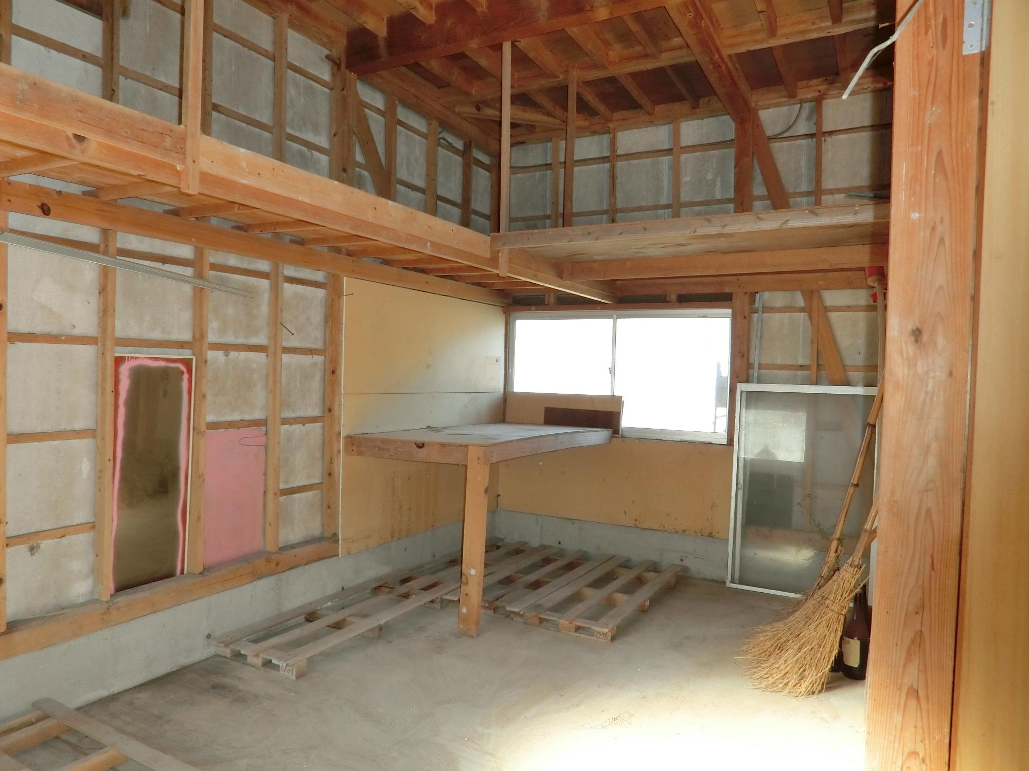 1970s wood house on a large plot in Fukuoka