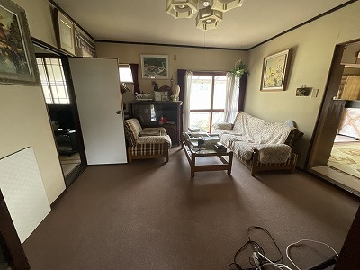 Convenient location near supermarkets and schools!