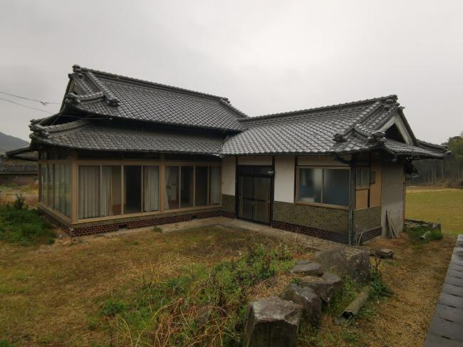 1960s wood house on a large plot in Kagawa