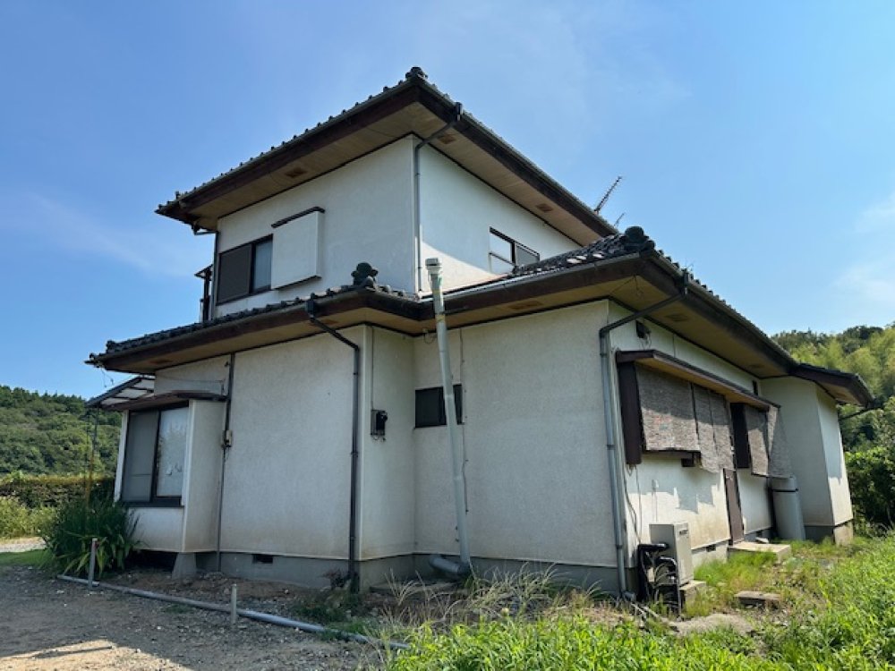 Bright, sunny 2-story building close to elementary school.