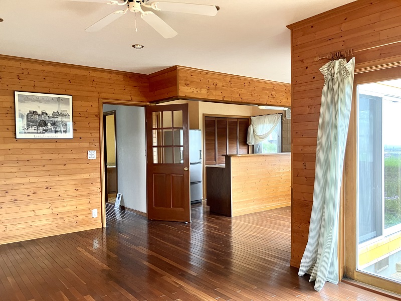 1990s wood house, 8-min walk to station, Tottori