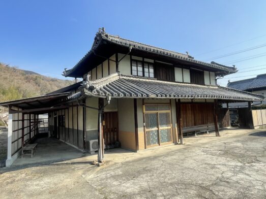 1920s wood house on a large plot in Tokushima