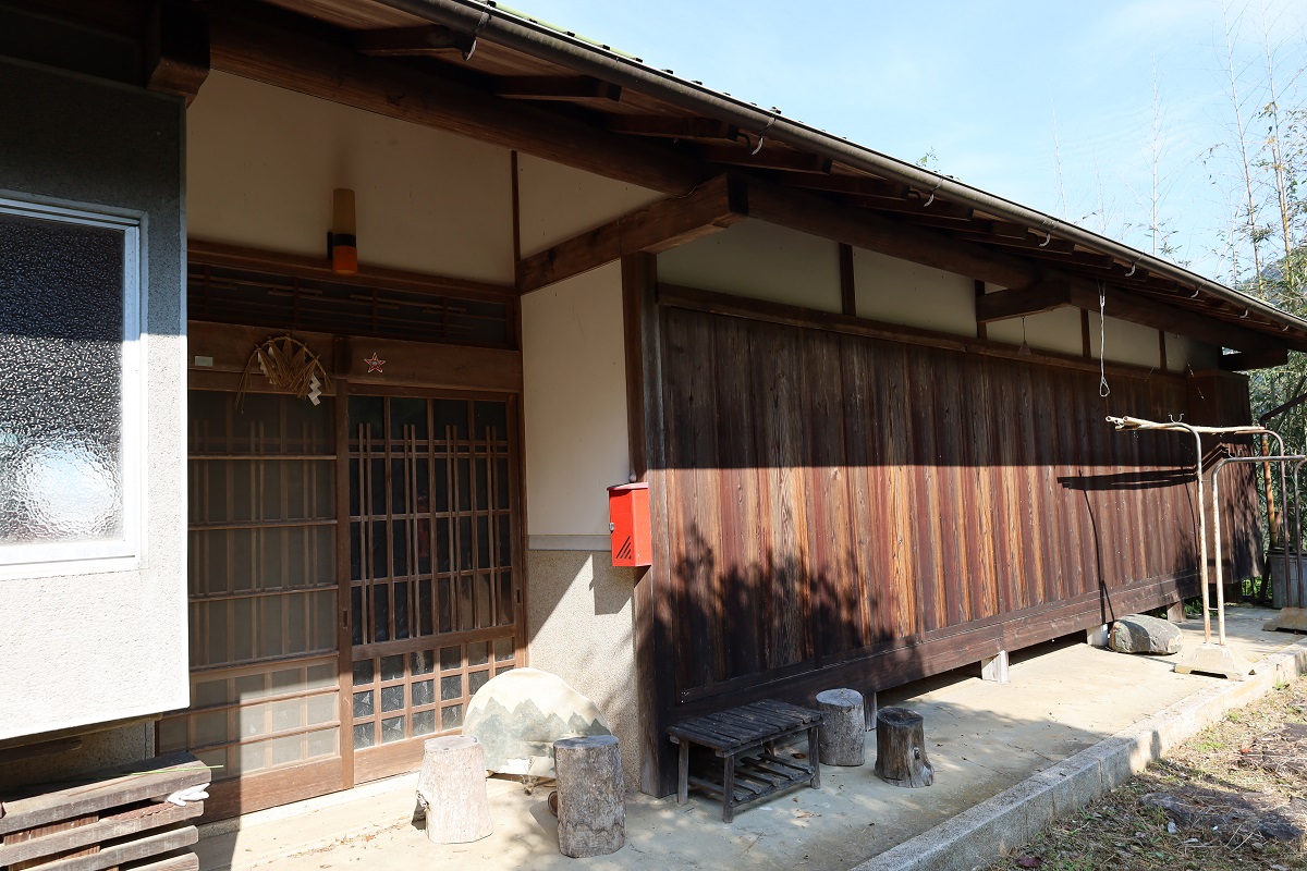 Five-room wooden single-story house