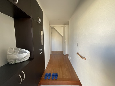 Very new building at 9 years old! Excellent location with convenient access!