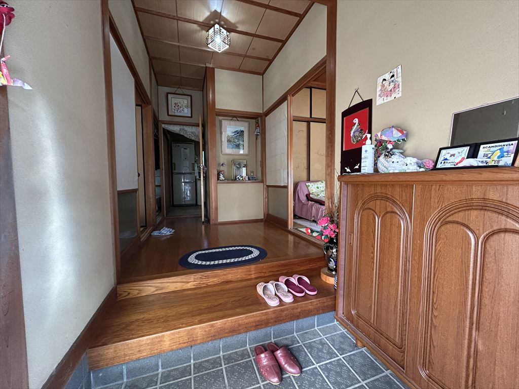 1980s wood house on a large plot in Mie
