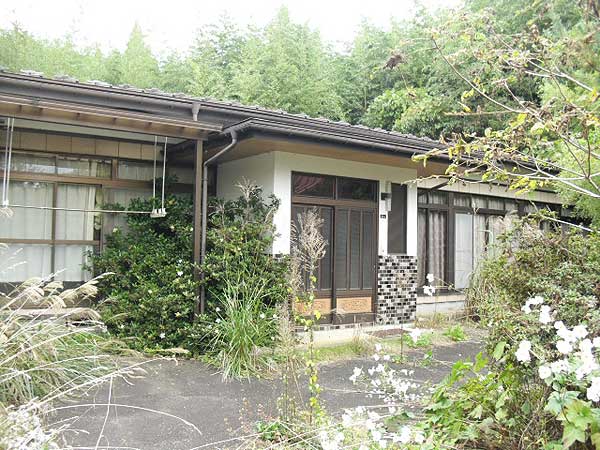1970s wood house on a large plot in Iwate