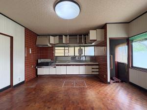 1980s wood house on a large plot in Fukui