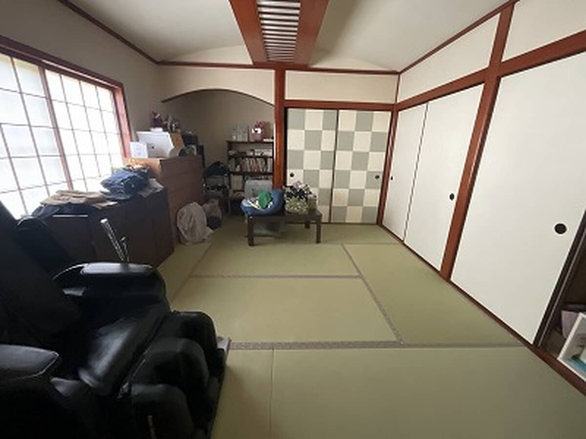 1990s wood house on a large plot in Hiroshima