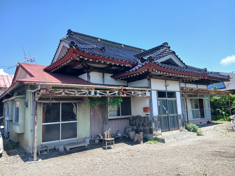 1980s wood house on a large plot in Iwate