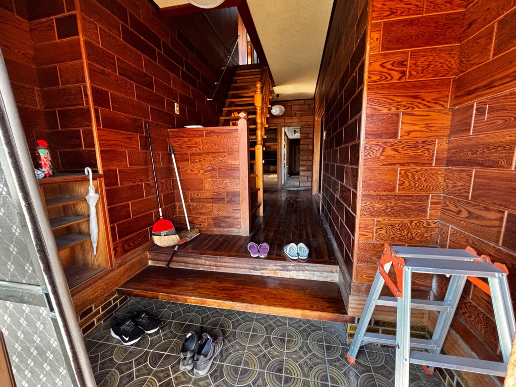 1980s wood house near the coast in Nishimochida, Aira