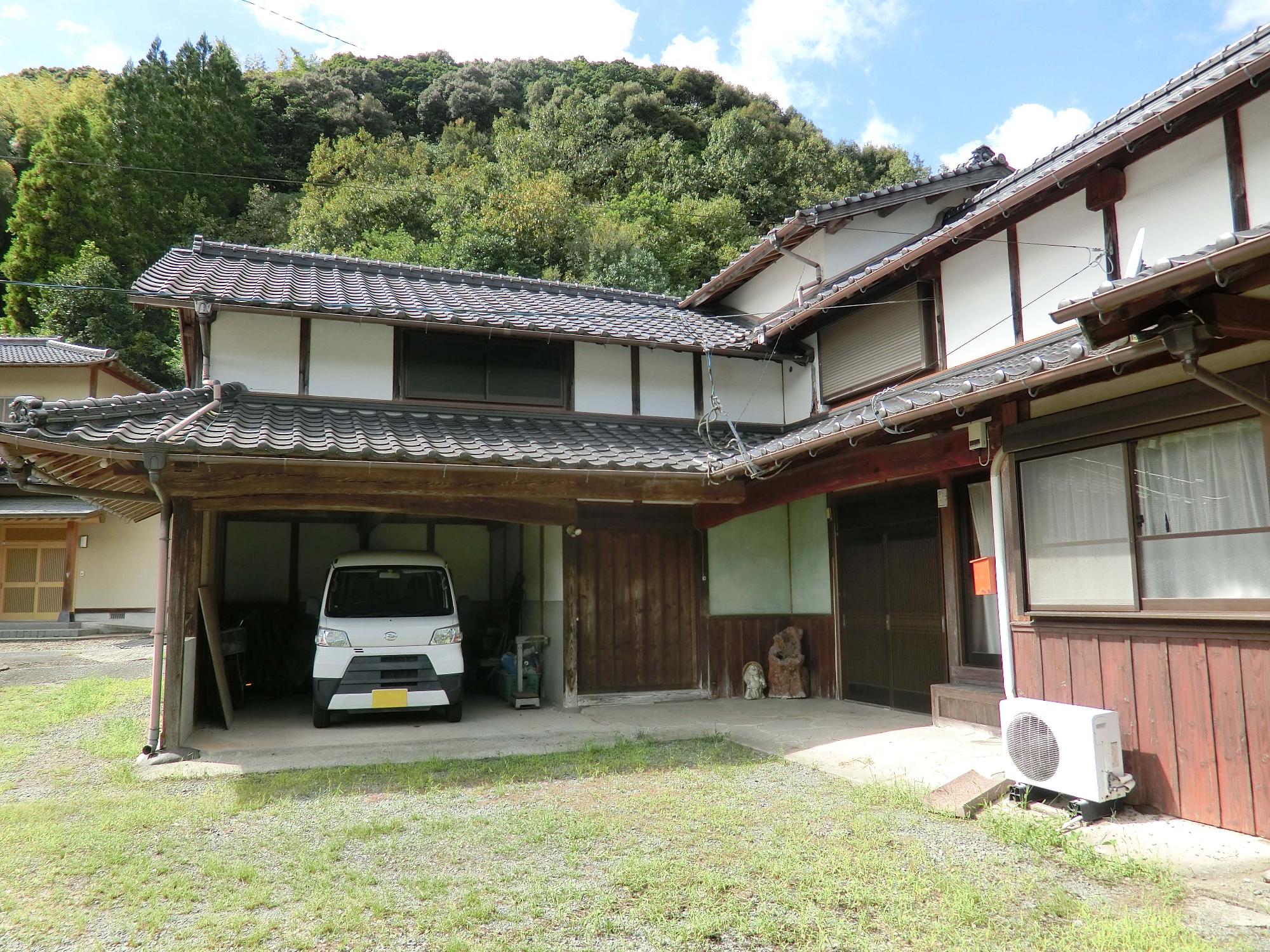 Wood house with outbuildings in Fukuoka