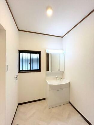 1990s wood house, 7-min walk to station, Kagawa