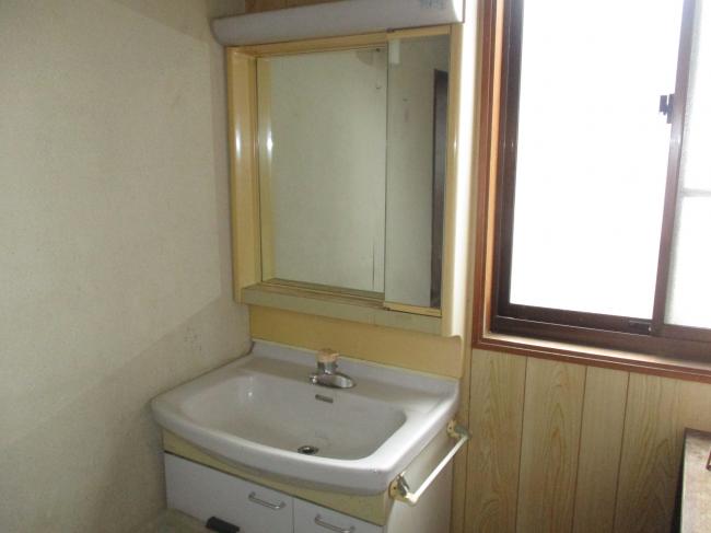 1970s wood house, 17-min walk to station, Okayama