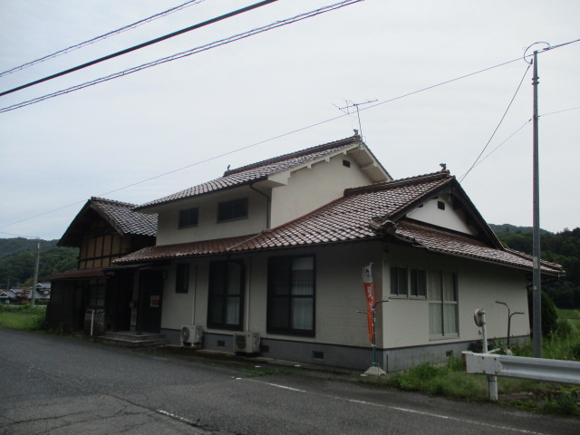 1970s wood house on a large plot in Hiroshima