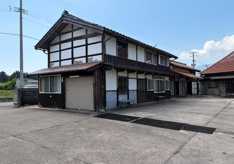 Wood house on a large plot in Niigata