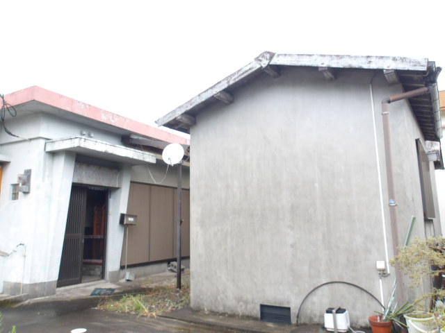 1970s concrete house near the coast in Satsumasendai