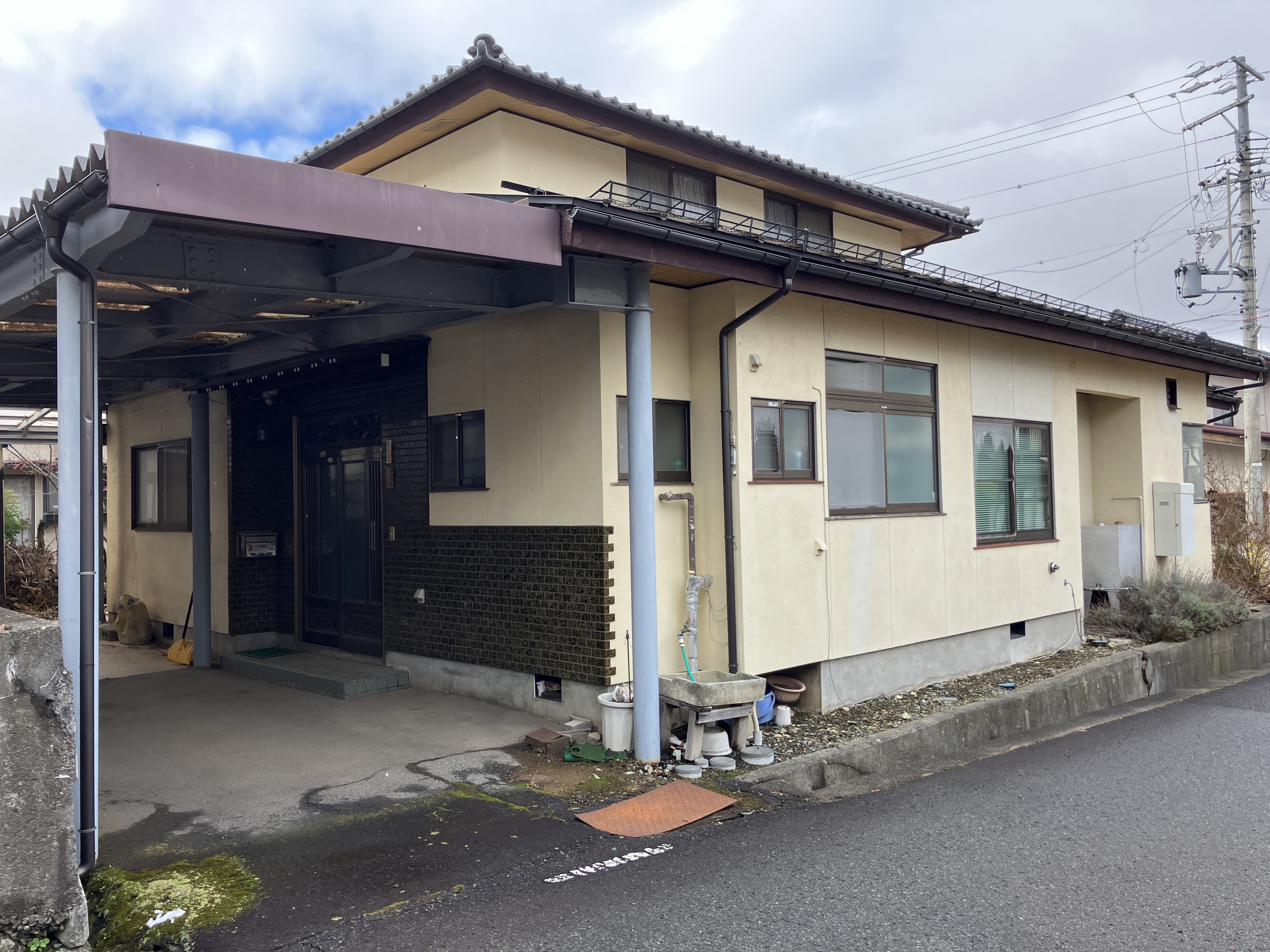 1970s wood house with outbuildings in Nagano