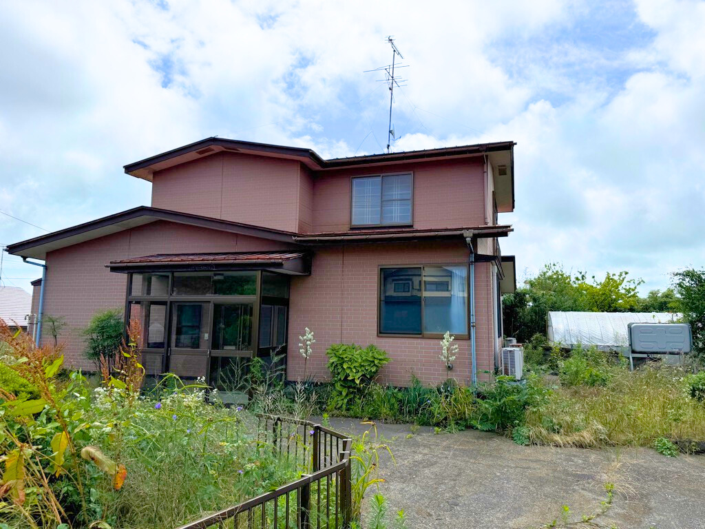 1960s wood house on a large plot in Akita