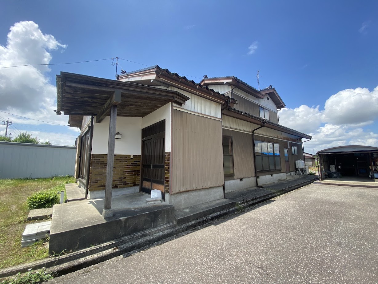 1980s wood house, 16-min walk to station, Toyama