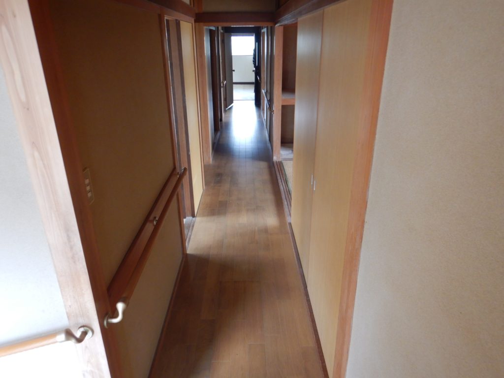 1970s wood house, 15-min walk to station, Ehime