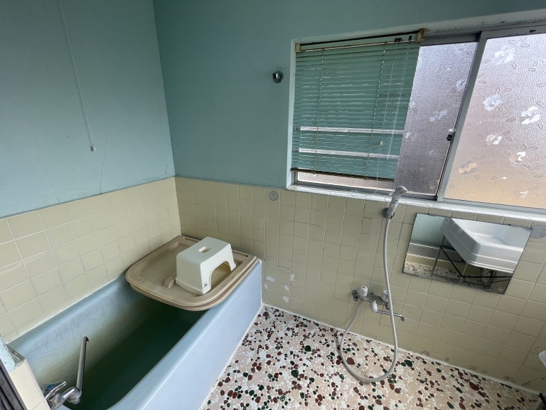 Price Reduced! Retro House with Charming Glass Panes and Warm Fittings