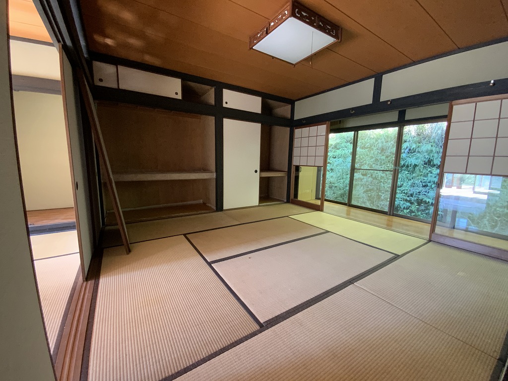 1980s wood house on a large plot in Yamaguchi