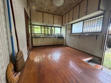 1980s house on a large plot in Takarabe, Soo