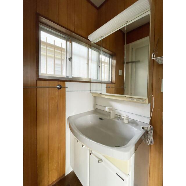 1970s wood house, 14-min walk to station, Mie