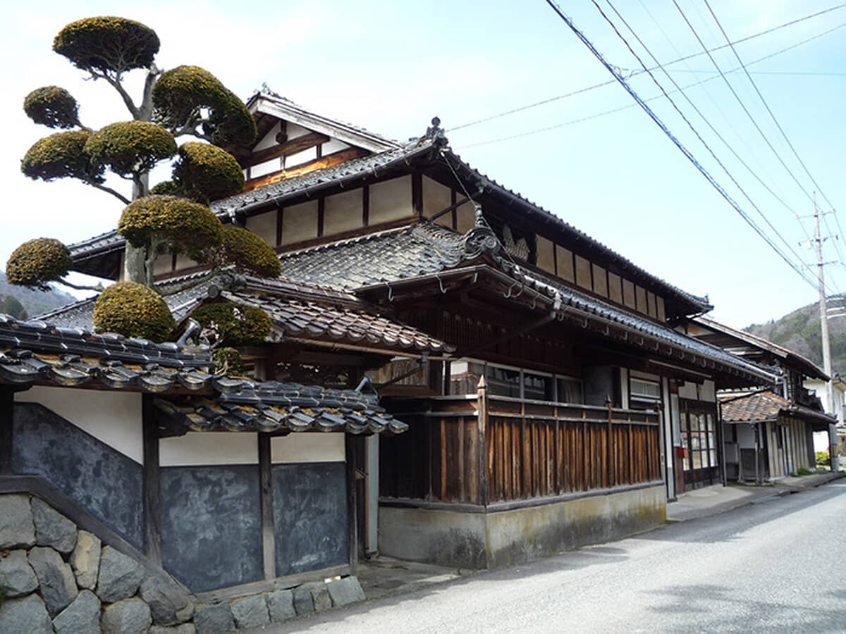 Wood house on a large plot in Hiroshima