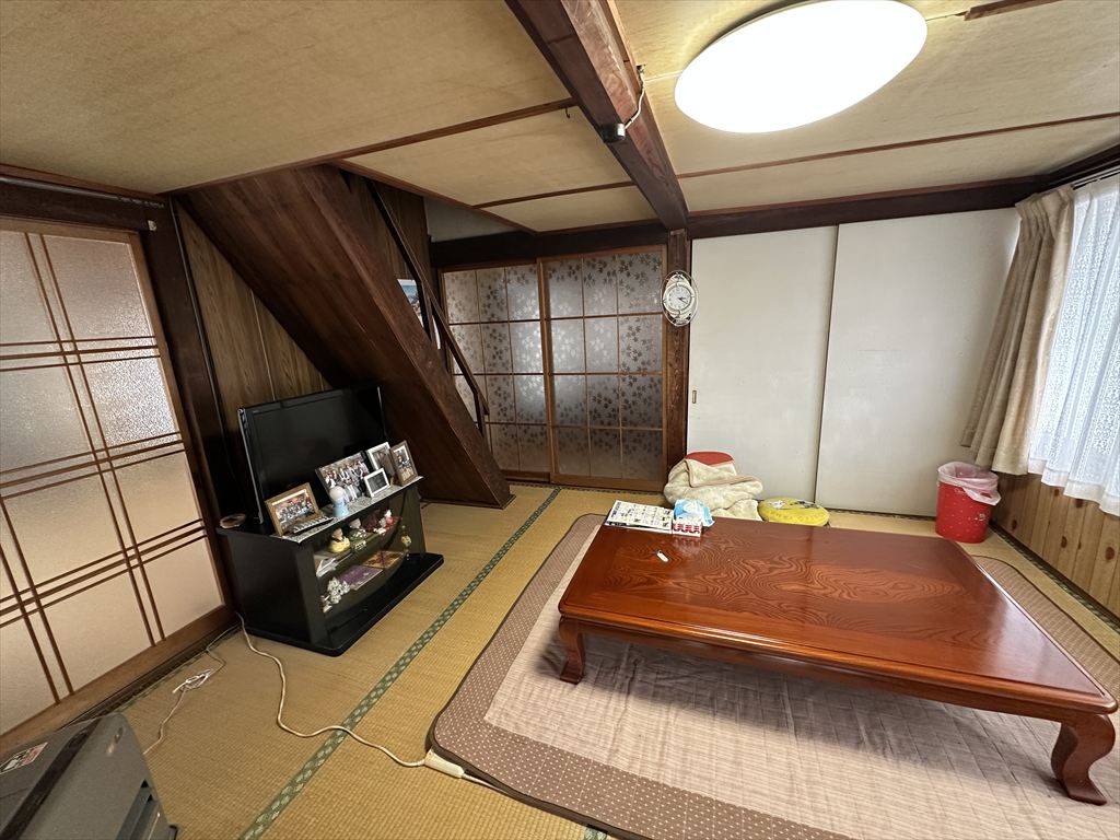 1970s wood house, 10-min walk to station, Gifu
