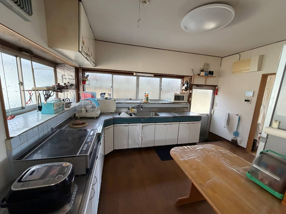 1970s wood house on a large plot in Hiroshima