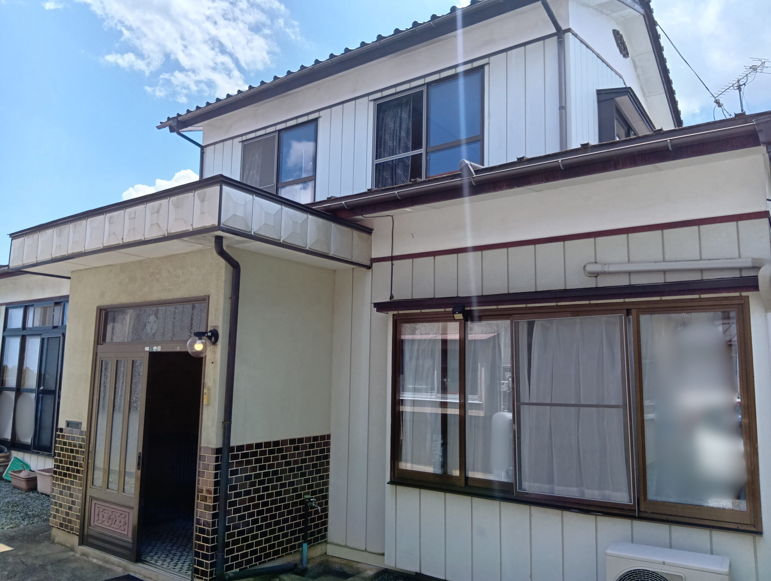 Spacious Rooms; Sunny Home on Elevated Ground