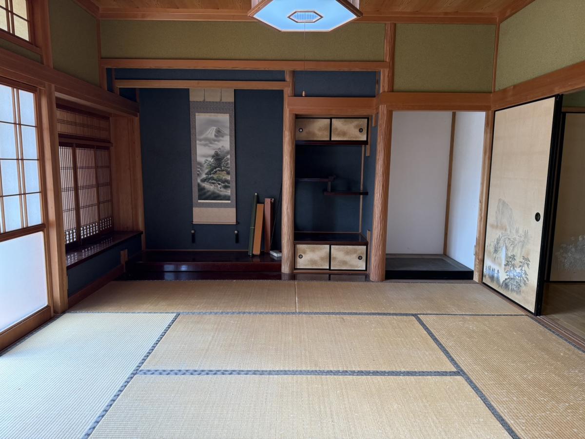 1980s wood house in Miyazu, Kyoto, farmland, approval needed