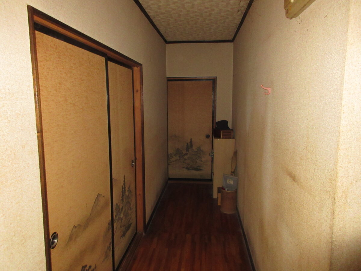 1980s wood house on a large plot in Iwate