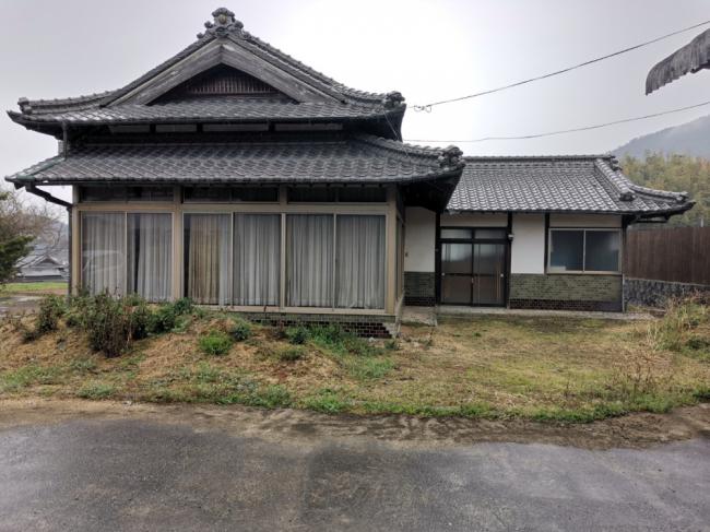 1960s wood house on a large plot in Kagawa