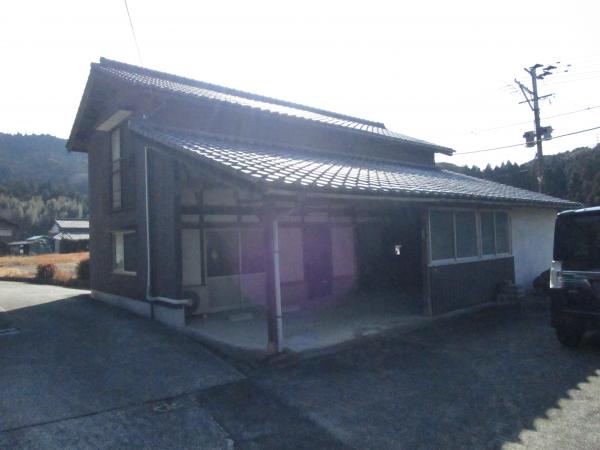 Wood house with storehouses in Oita