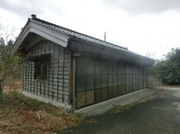 1990s wood house on a large plot in Niigata