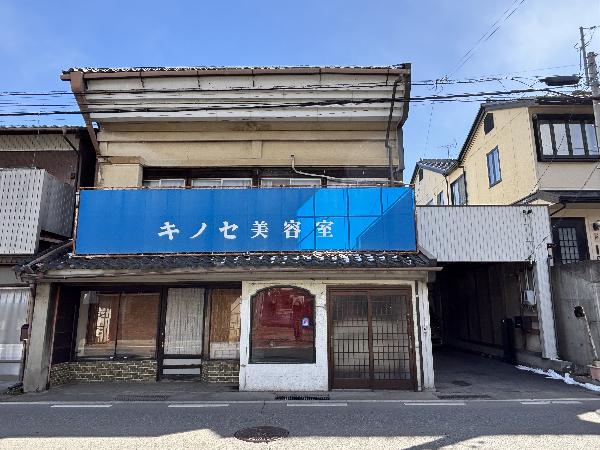 Historic property featuring traditional kura-style storehouse architecture among diverse buildings from Edo through Showa periods, based on Edo-era town planning