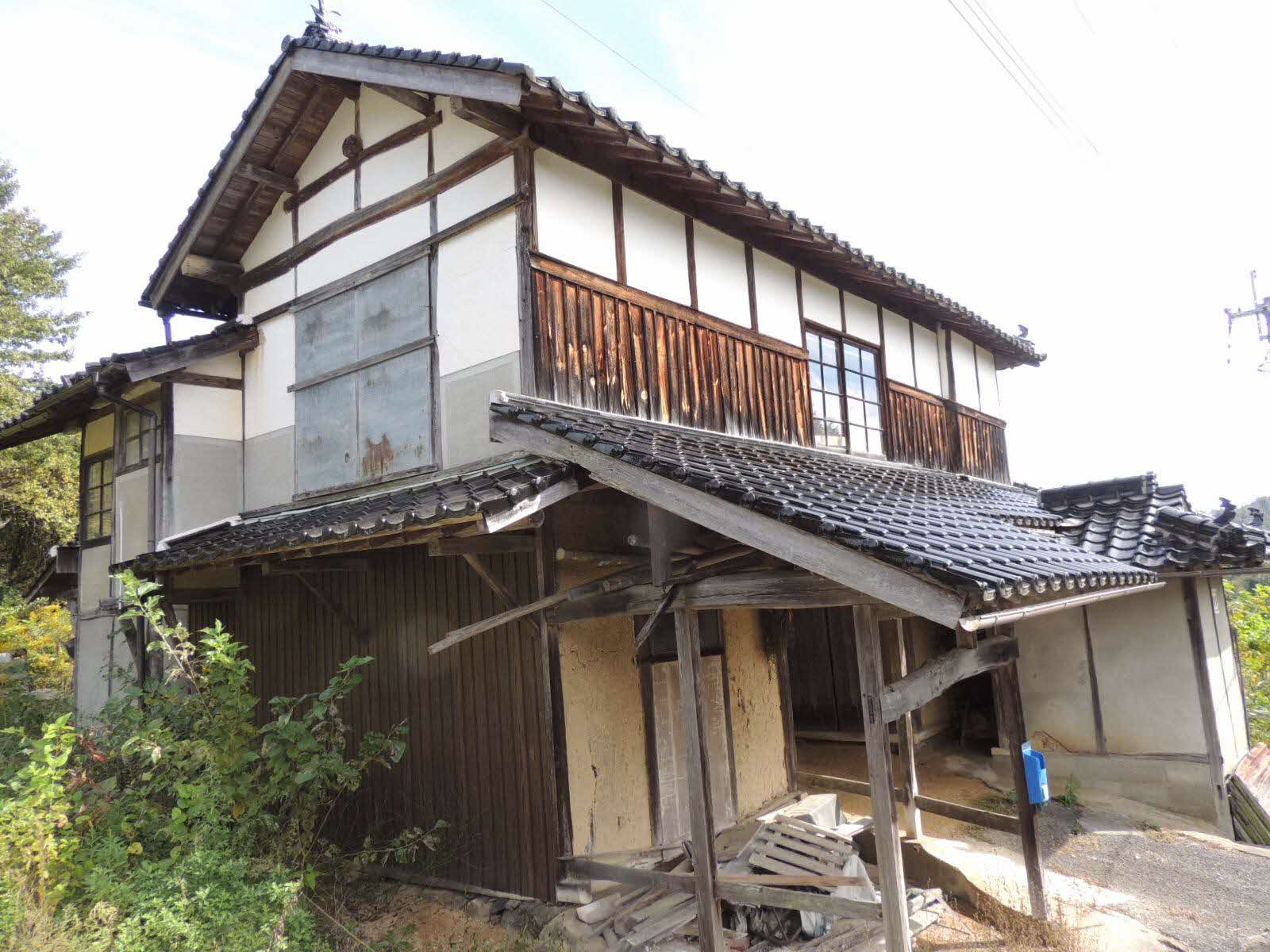 1990s wood house with outbuildings in Okayama