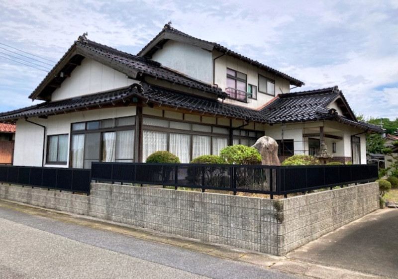 Wood house with outbuildings in Tottori