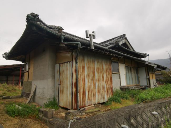 1960s wood house on a large plot in Kagawa