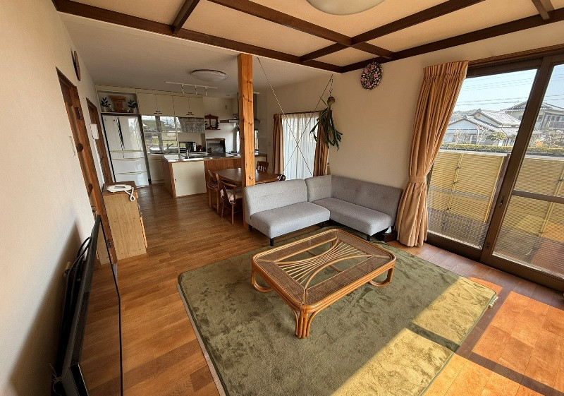 Farmland, office, and storage with spacious traditional home, for creative pursuits