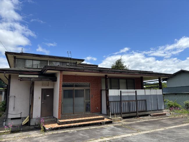1980s wood house on a large plot in Yamagata