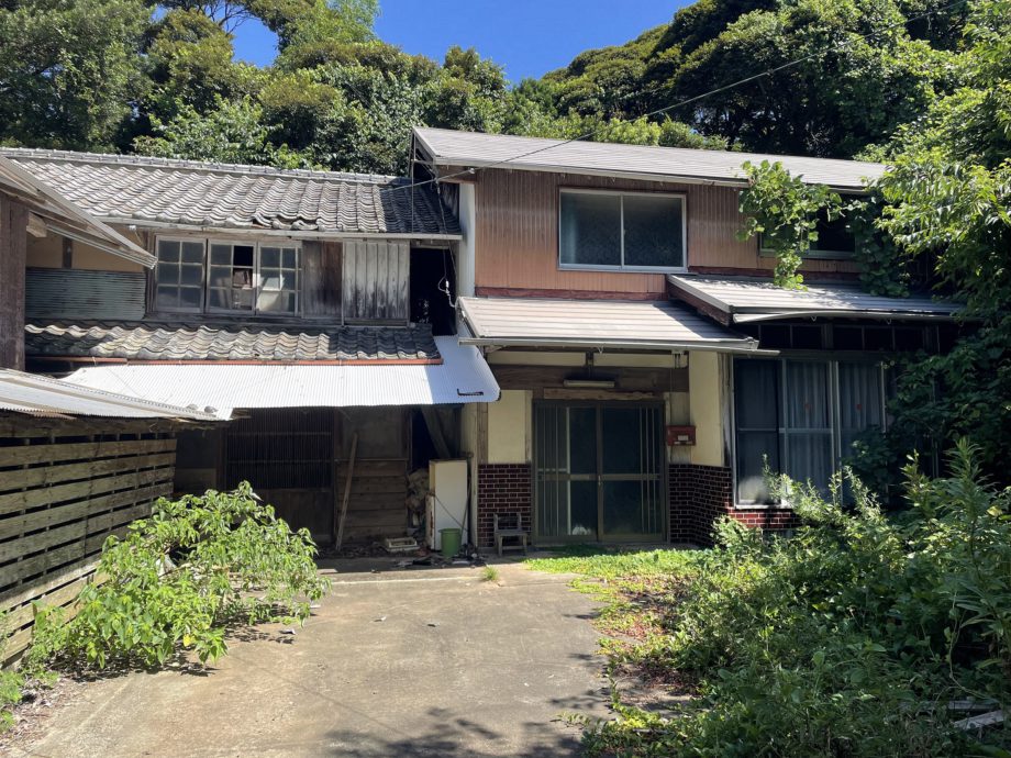 1950s wood house on a large plot in Nagasaki