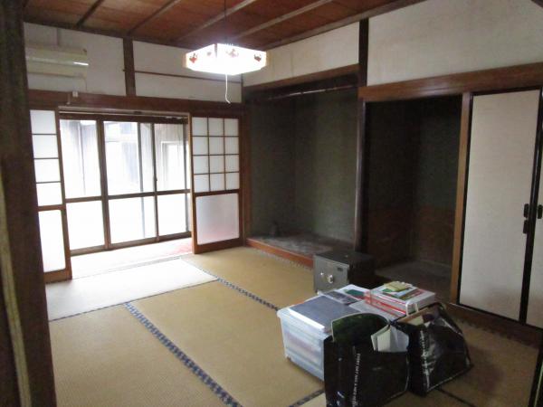 1960s wood house on a large plot in Oita