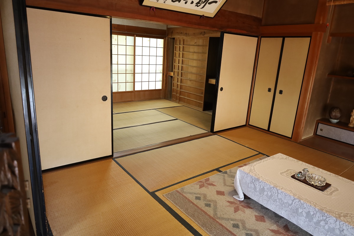 Five-room wooden single-story house
