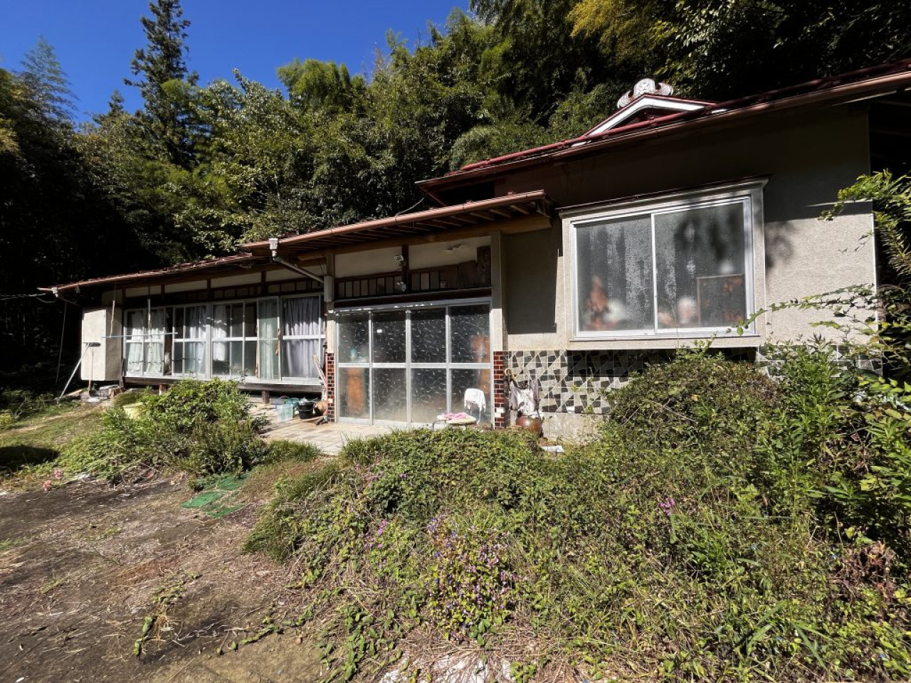 1960s wood house on a large plot in Tochigi
